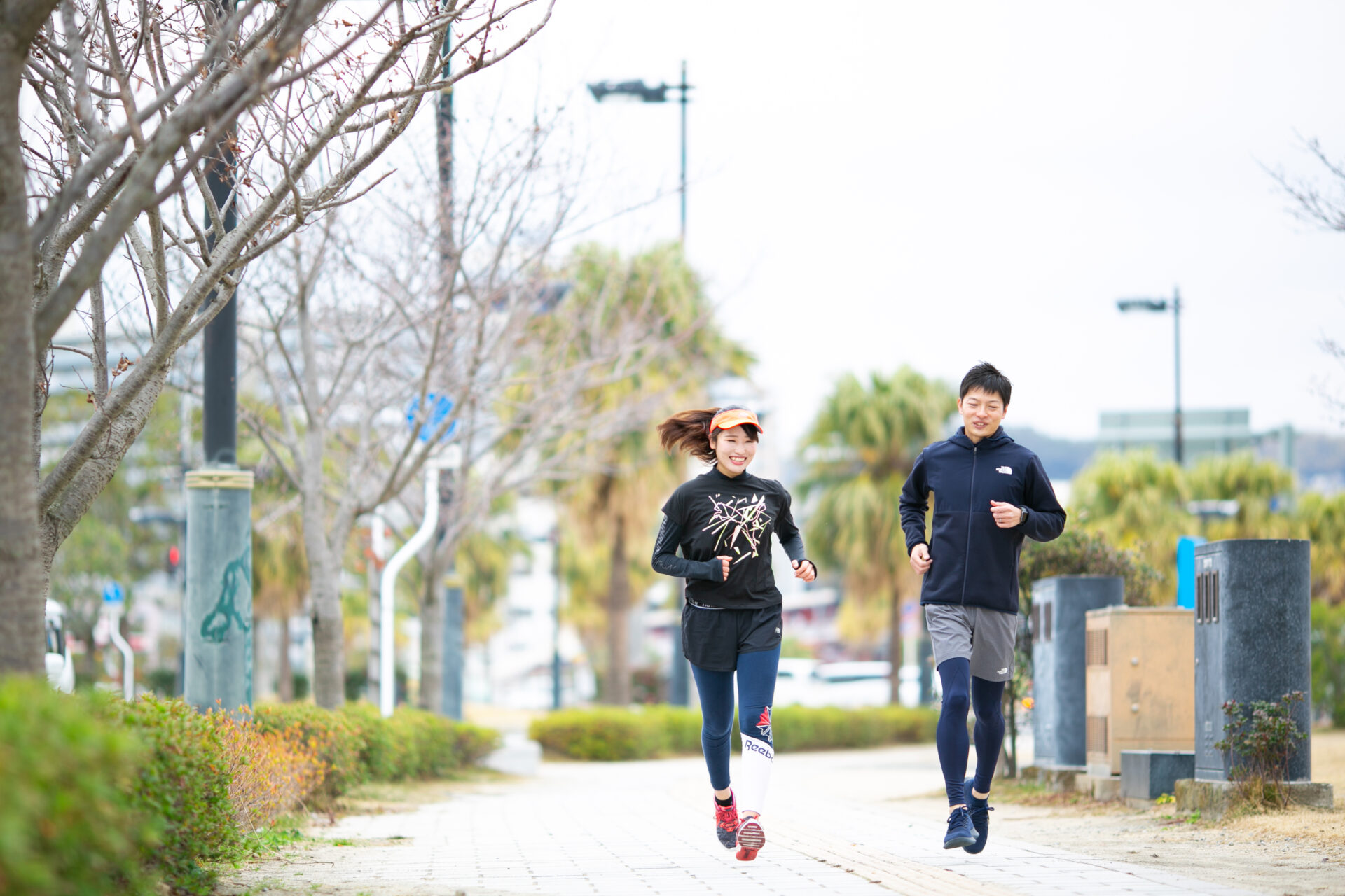 並んで走るトレーナーと女性ランナー